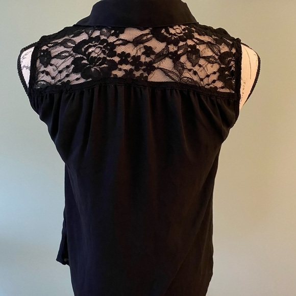Women’s Express sleeveless button down black top with lace detailing Size XS - Picture 2 of 3